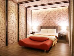 Moonshy Boutique Motel