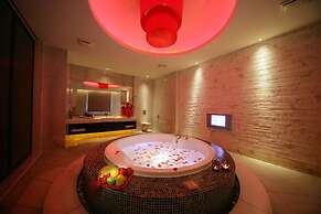 Moonshy Boutique Motel