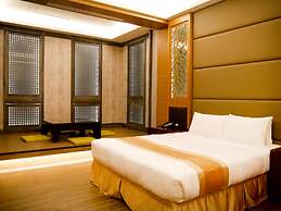 Moonshy Boutique Motel