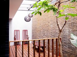 Moonshy Boutique Motel