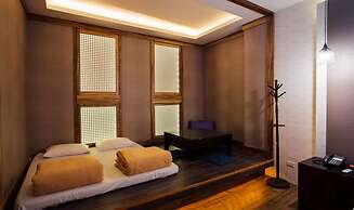 Moonshy Boutique Motel