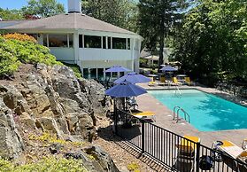 The Lodge at the Cove