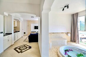 Tropical Deluxe Hotel