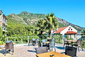 Tropical Deluxe Hotel