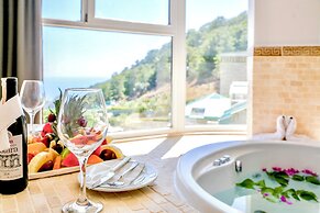 Tropical Deluxe Hotel