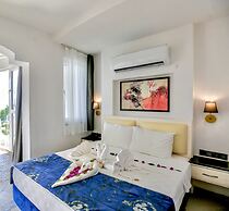 Tropical Deluxe Hotel