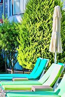 Tropical Deluxe Hotel