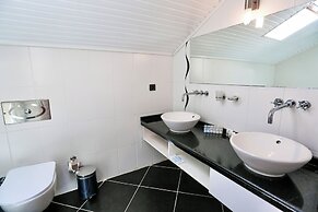 Tropical Deluxe Hotel