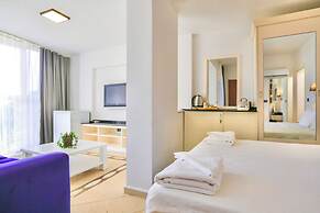 Tropical Deluxe Hotel