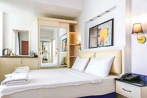 Tropical Deluxe Hotel