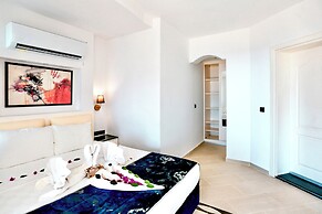 Tropical Deluxe Hotel