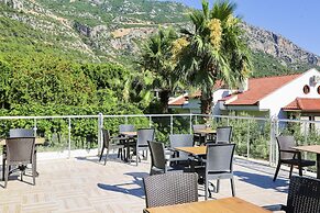 Tropical Deluxe Hotel