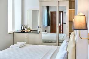 Tropical Deluxe Hotel