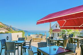 Tropical Deluxe Hotel