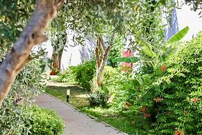 Tropical Deluxe Hotel