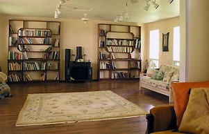 Lava Tree Tropic Inn