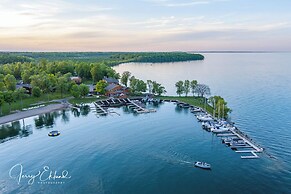 Horseshoe Bay Lodge