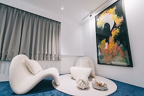 Meistay Art Gallery Hotel