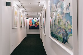 Meistay Art Gallery Hotel