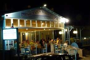 Socrates Apartments & Restaurant