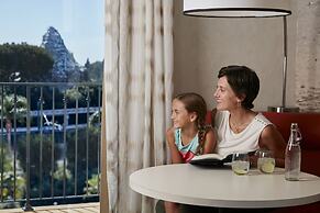 Courtyard by Marriott Anaheim Theme Park Entrance