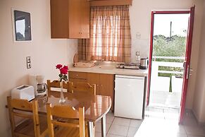 Sandy's Studios Apartments & Log Villas