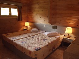 Sandy's Studios Apartments & Log Villas