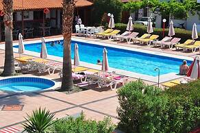 Sandy's Studios Apartments & Log Villas