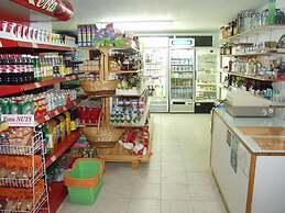 Sandy's Studios Apartments & Log Villas