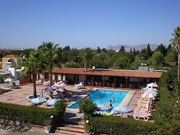 Sandy's Studios Apartments & Log Villas