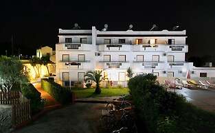 Sandy's Studios Apartments & Log Villas