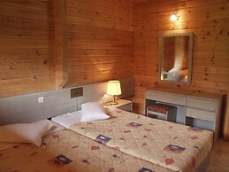 Sandy's Studios Apartments & Log Villas