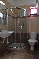 Sandy's Studios Apartments & Log Villas