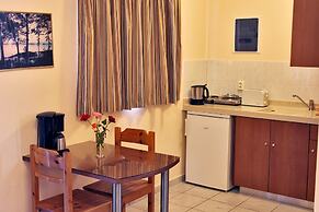 Sandy's Studios Apartments & Log Villas