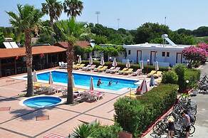 Sandy's Studios Apartments & Log Villas