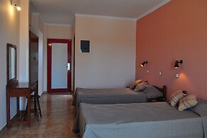 Sandy's Studios Apartments & Log Villas