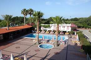 Sandy's Studios Apartments & Log Villas