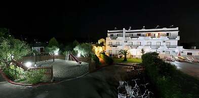 Sandy's Studios Apartments & Log Villas