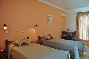 Sandy's Studios Apartments & Log Villas