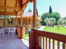 Sandy's Studios Apartments & Log Villas