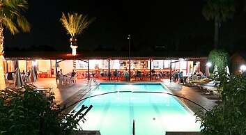 Sandy's Studios Apartments & Log Villas