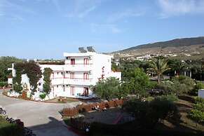 Sandy's Studios Apartments & Log Villas