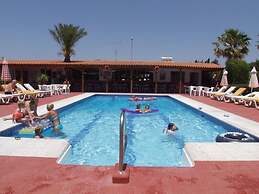 Sandy's Studios Apartments & Log Villas