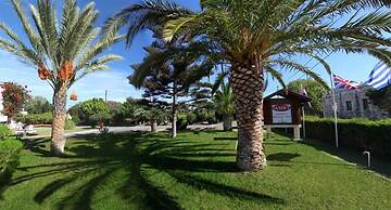 Sandy's Studios Apartments & Log Villas