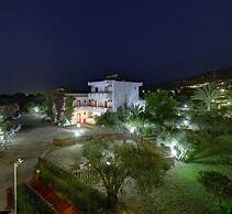 Sandy's Studios Apartments & Log Villas