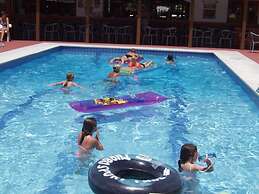 Sandy's Studios Apartments & Log Villas