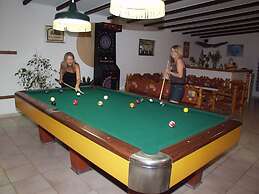 Sandy's Studios Apartments & Log Villas