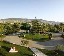 Sandy's Studios Apartments & Log Villas