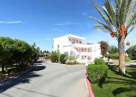 Sandy's Studios Apartments & Log Villas