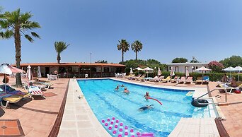 Sandy's Studios Apartments & Log Villas